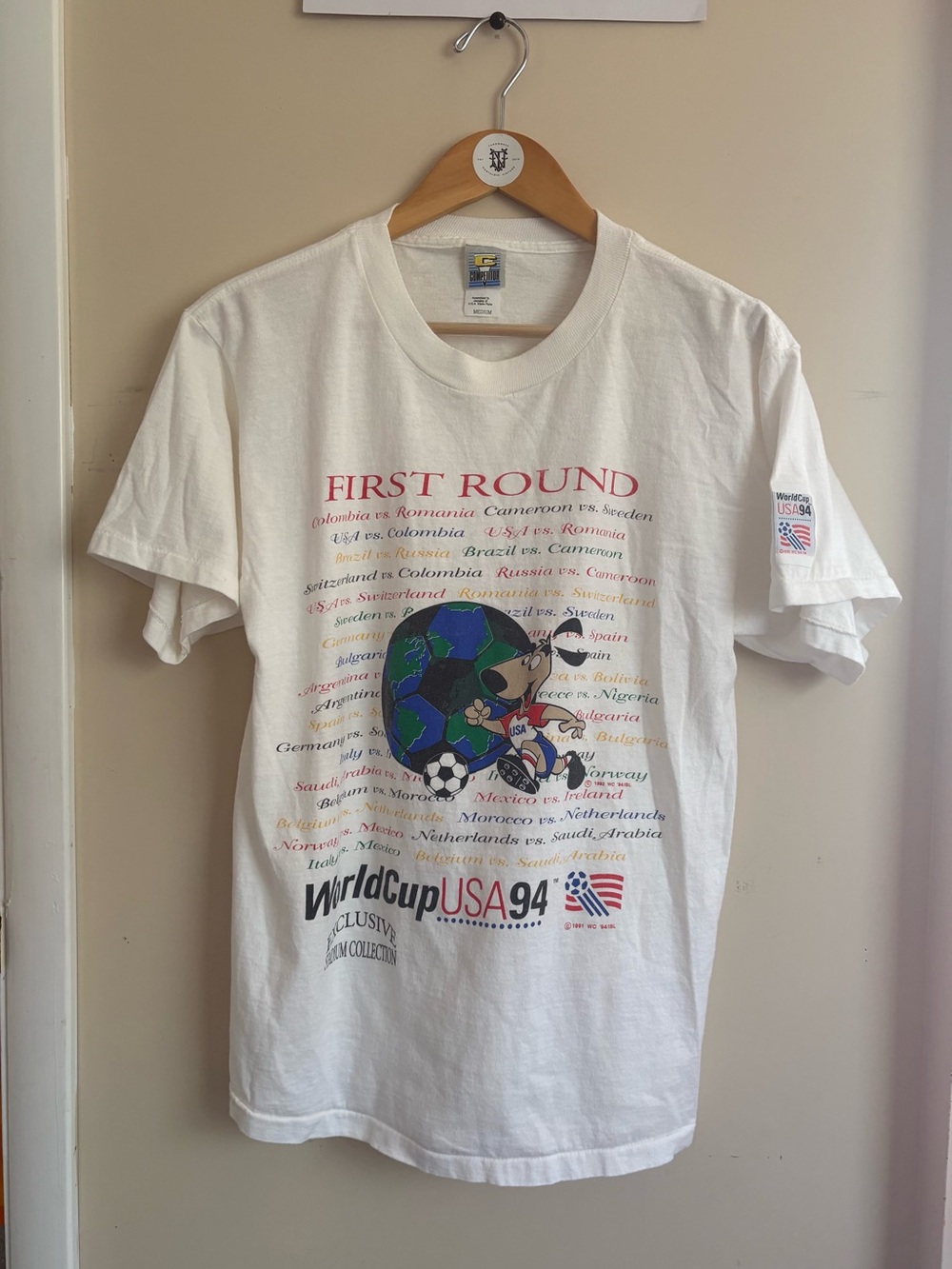 Vintage World Cup USA '94 White Graphic Tee Shirt First Round Striker Mascot